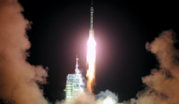 Η Κίνα εκτόξευσε στο διάστημα τρεις δορυφόρους